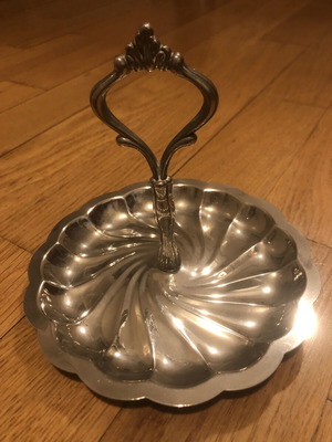 Vintage metal serving dish round, like new, silver color