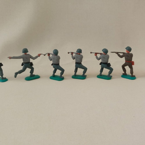 Timpo World War II figures set of 7 used