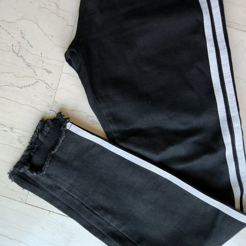 Black skinny jeans with white stripes from Lefties like new