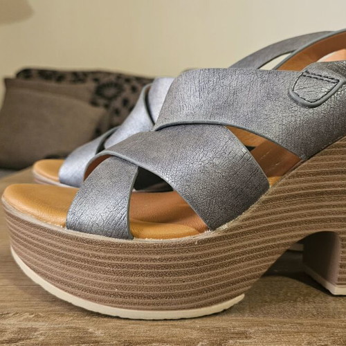 B-Soft women's platform sandals grey metallic silver like new