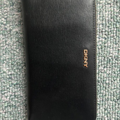 DKNY wallet like new, black