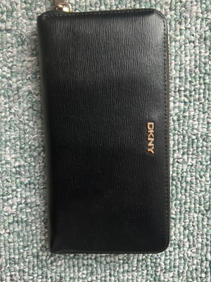 DKNY wallet like new, black