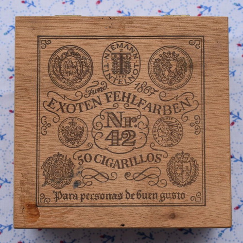 Small wooden cigarillo box Exoten Fehlfarben used