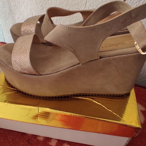 Celebrity beige platform sandals like new, size 39