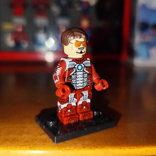 Iron Man MK 5 Tony Stark minifigure like new with stand