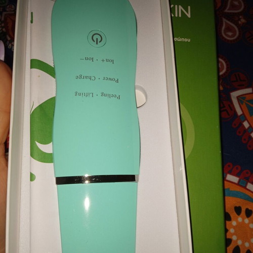 Facial cleansing device like new for deep cleansing and firming
