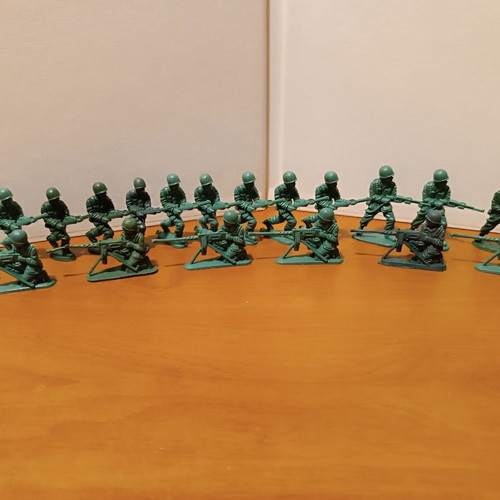 Plastic American soldier figures scale 1/32, 115 pieces from 1990s