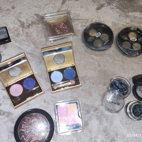 Set of branded eyeshadows used, complete package