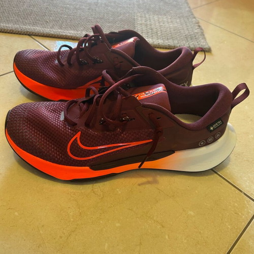 Nike athletic shoes new, size 44, red