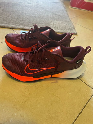 Nike athletic shoes new, size 44, red