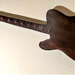 Κλειδοθηκη σε σχήμα ηλεκτρικής κιθάρας απο Μασίφ ξυλεία μήκος 96 εκατοστά μέγεθος πραγματικής κιθάρα