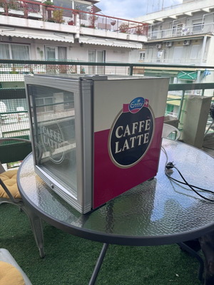 Mini bar refrigerator used, ideal for small professional spaces