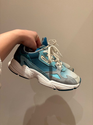 Adidas sneakers Falcon W νούμερο 38 σαν καινούργια, άσπρα και μπλε