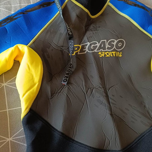 Wetsuit full body size medium like new for water sports