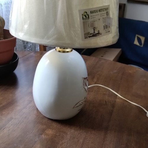 Table lamp with white ceramic base and gold leaf details, like new