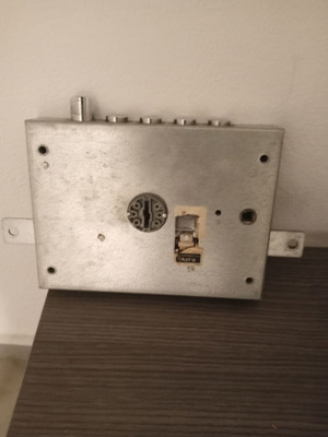 Security locks like new, set of two with keys