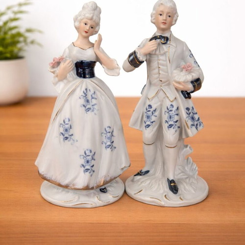 Decorative plaster figurine couple like new