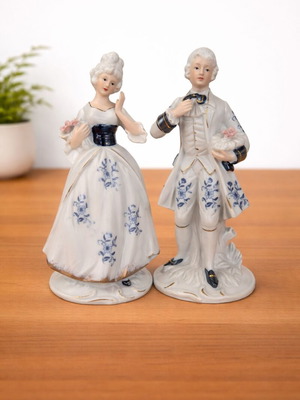 Decorative plaster figurine couple like new