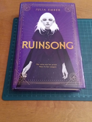 Ruinsong твърда корица фентъзи книга от Julia Ember