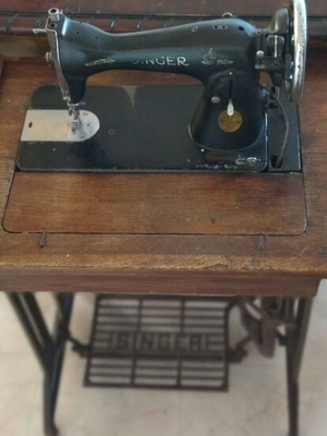 Singer 115 sewing machine collectible like new