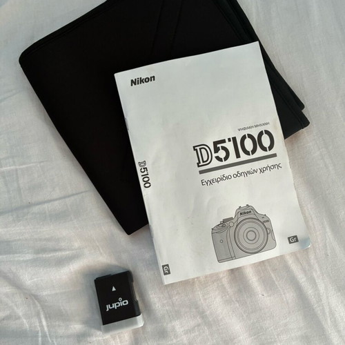 Nikon D5100 digital camera like new with accessories