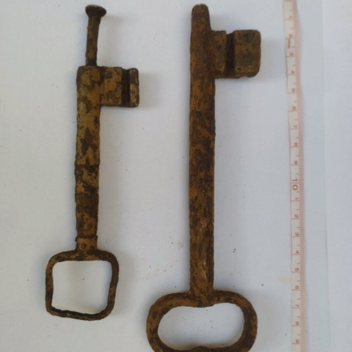 Antique keys used, pack of 2, very large