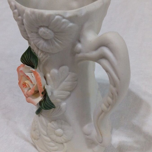 Small ceramic vase like new with embossed flower