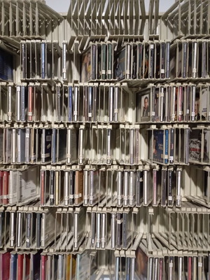 Wall-mounted CD cases like new, lockable, 500 pcs