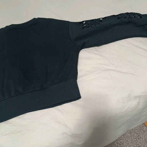 Only black sweatshirt like new with sleeve design, XS