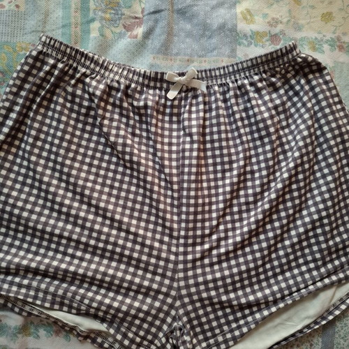Plaid pajama shorts with bow, almost like new, gray, size L