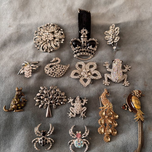 Vintage pins set of 14 like new, gold and silver colors