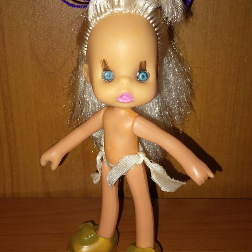 El Greco Happy Sister doll used with loose hip joint