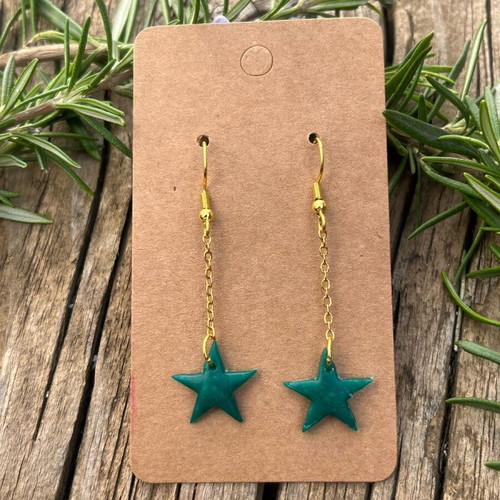 Star-shaped green dangling earrings new with steel chain