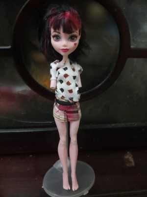 Monster High Draculaura dolls used for customisation, missing hands