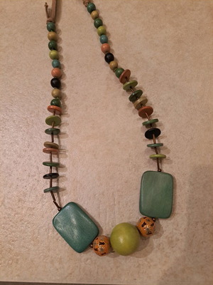 Beaded necklace new, multicolored