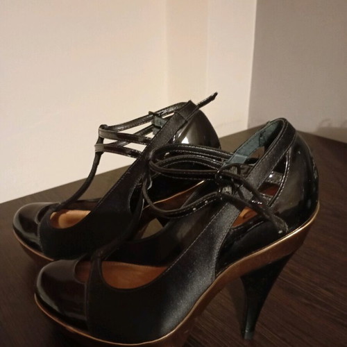 Strappy heels like new, black leather with platform