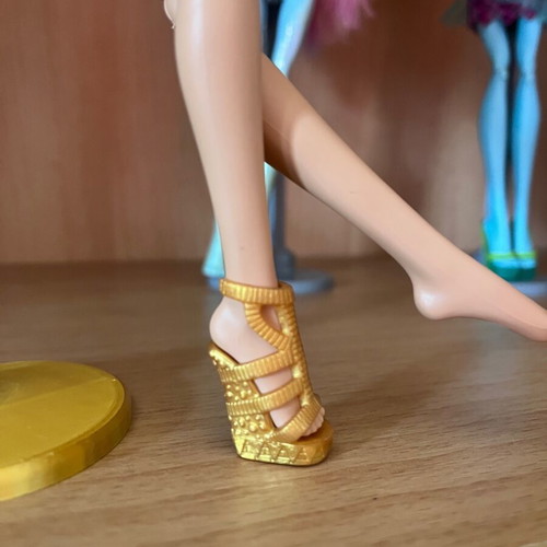 Monster High Cleo Creepeteria shoe like new, right one