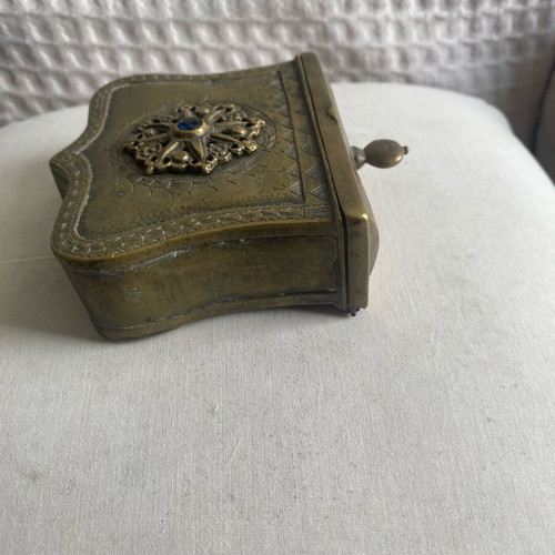 Collectible powder flask used with blue jewel