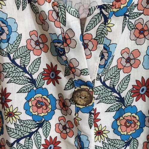 Linen-type floral blouse M-L like new