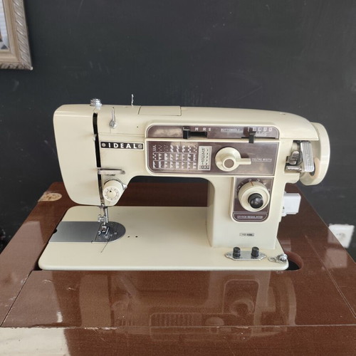 Ραπτομηχανή Ideal vintage με ξύλινο έπιπλο σαν καινούργιο