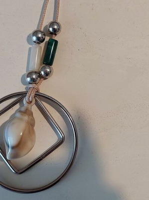 Necklace with shell and silver details, large, beige