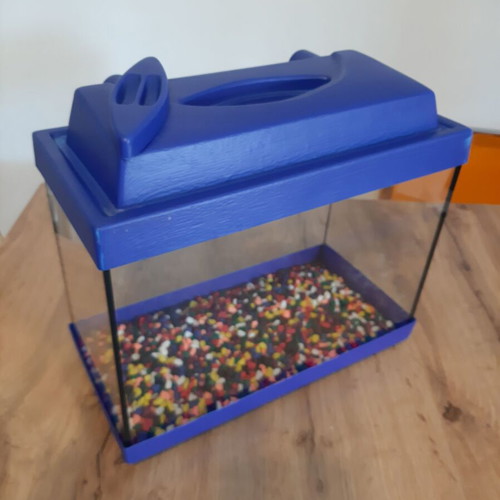 Glass aquarium like new with colorful gravel 9 lt