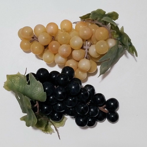 Set of 2 realistic artificial grape bunches, white and black, 17cm