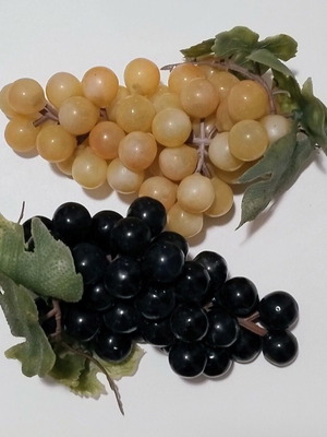 Set of 2 realistic artificial grape bunches, white and black, 17cm