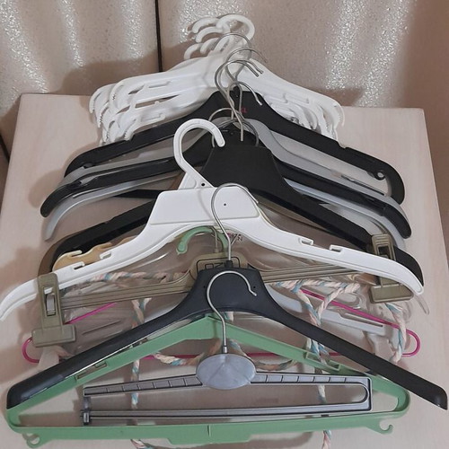 Clothes hangers set of 22 like new