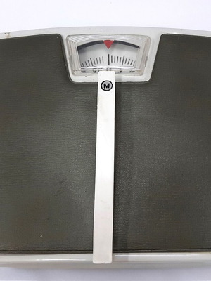 Vintage mechanical scale used, 125 kg capacity, large platform, analog display