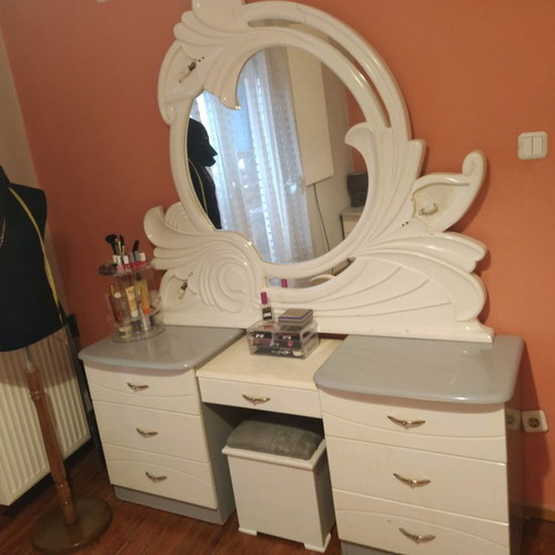 Bedroom vanity used with drawers