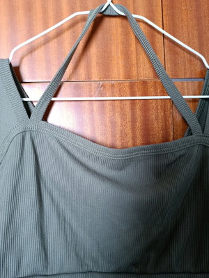 Crop top καινούργιο σε χακί χρώμα με λουράκι, μέγεθος XS