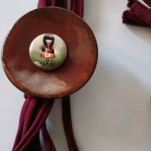 Pendant with coconut buttons like new, burgundy