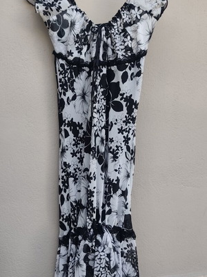 Floral Maxi Dress Cinnamon black and white like new, size 4